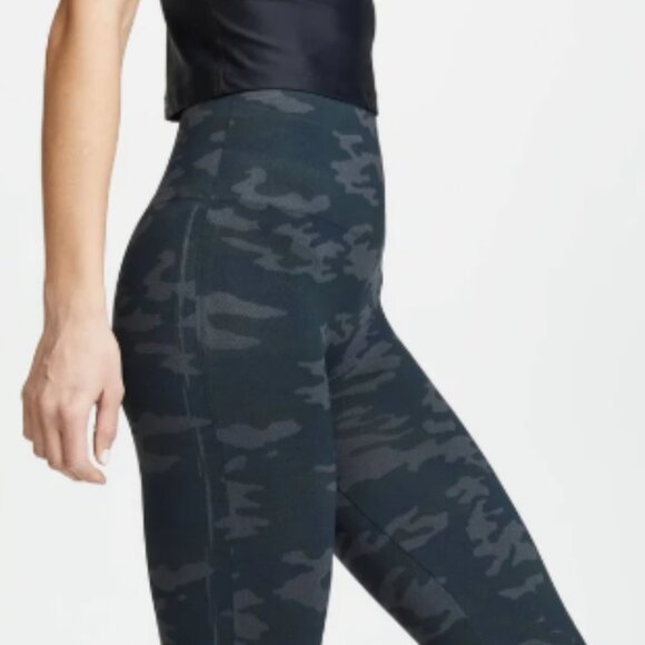 SPANX Iconic Look At Me Now Seamless Leggings Full Length - Medium in Black Camo - Picture 11 of 12